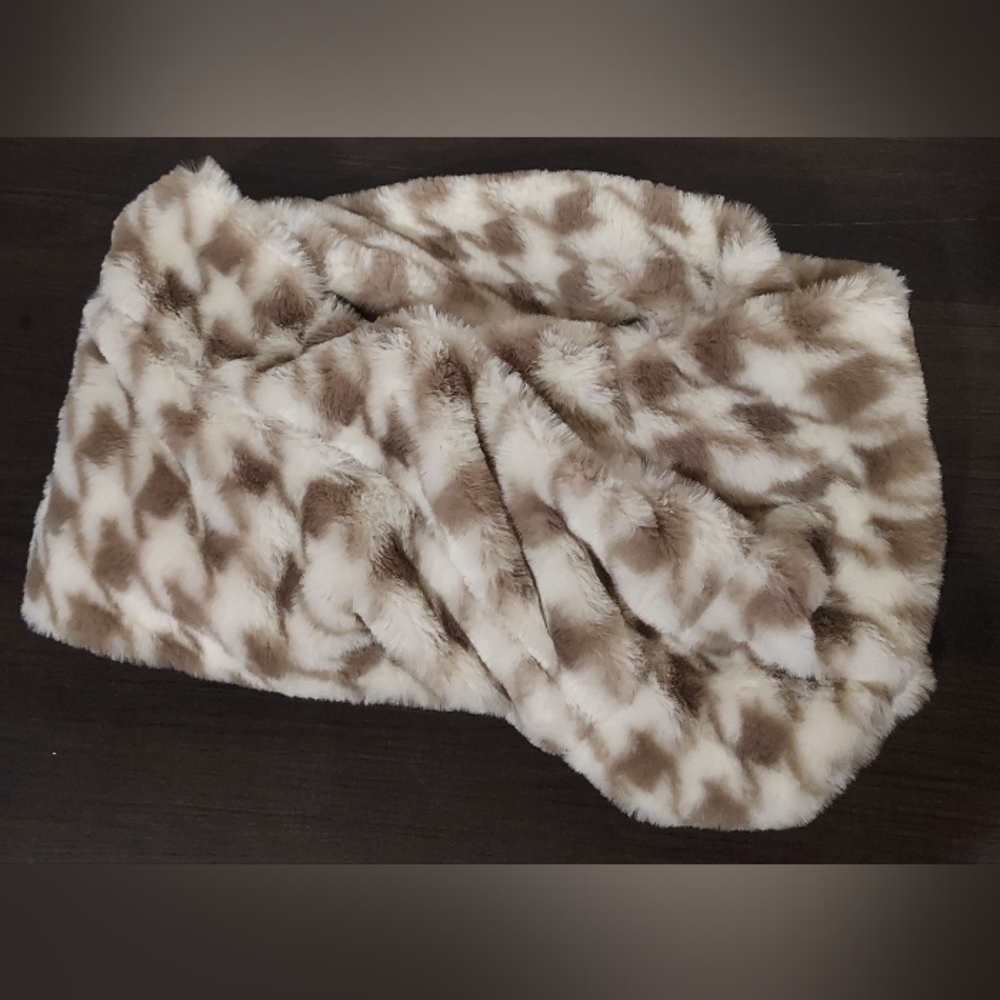 Faux Fur Scarf with Star Design